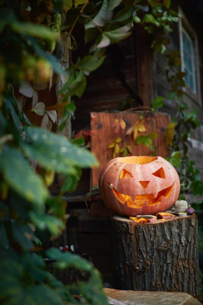 Lanterna Cabeça Abóbora Halloween Com Olhos Uma Cara Toco Contexto — Fotografia de Stock