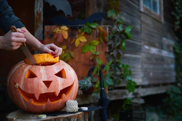Young Fair Skinned Girl Red Nails Opens Pumpkin Creating Traditional — Stock Photo, Image