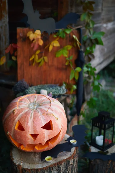 Lanterna Cabeça Abóbora Halloween Com Olhos Uma Cara Toco Contexto — Fotografia de Stock