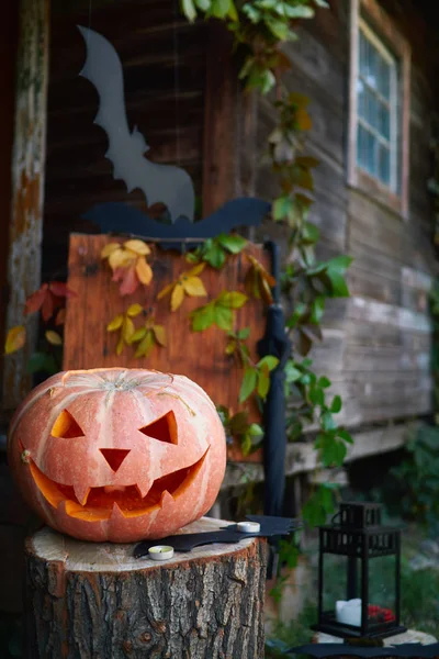 Lanterna Cabeça Abóbora Halloween Com Olhos Uma Cara Toco Contexto — Fotografia de Stock