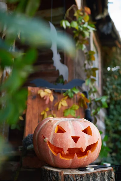 Halloween Pumpkin Head Lantern Eyes Face Stump Rustic Setting Background — Stock Photo, Image
