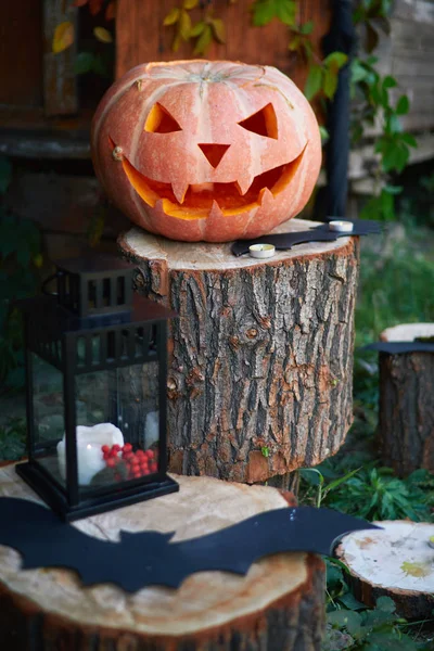 Lanterna Cabeça Abóbora Halloween Com Olhos Uma Cara Toco Contexto — Fotografia de Stock