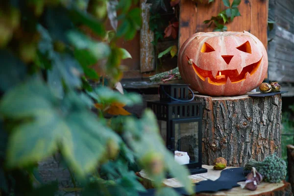 Lanterna Cabeça Abóbora Halloween Com Olhos Uma Cara Toco Contexto — Fotografia de Stock