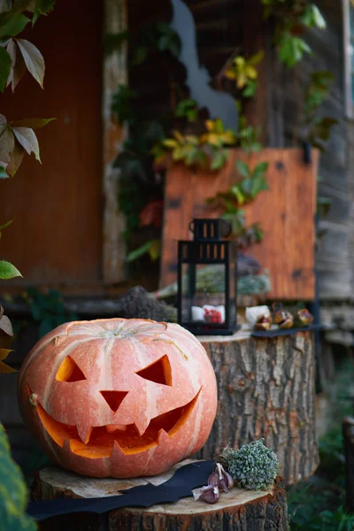 Lanterna Cabeça Abóbora Halloween Com Olhos Uma Cara Toco Contexto — Fotografia de Stock