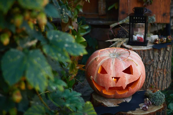 Lanterna Cabeça Abóbora Halloween Com Olhos Uma Cara Toco Contexto — Fotografia de Stock