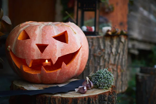 Lanterna Cabeça Abóbora Halloween Com Olhos Uma Cara Toco Contexto — Fotografia de Stock