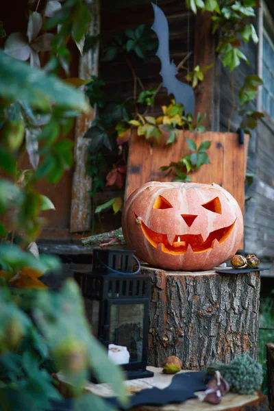 Lanterna Cabeça Abóbora Halloween Com Olhos Uma Cara Toco Contexto — Fotografia de Stock