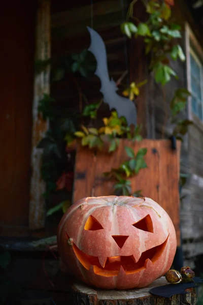 Lanterna Cabeça Abóbora Halloween Com Olhos Uma Cara Toco Contexto — Fotografia de Stock