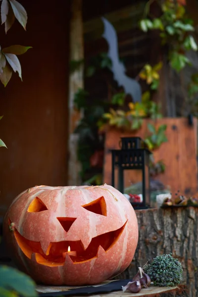 Lanterna Cabeça Abóbora Halloween Com Olhos Uma Cara Toco Contexto — Fotografia de Stock