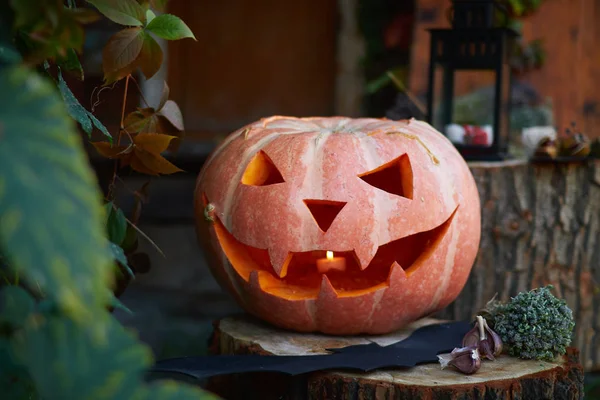 Lanterna Cabeça Abóbora Halloween Com Olhos Uma Cara Toco Contexto — Fotografia de Stock