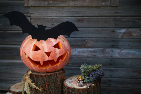 Lanterna Cabeça Abóbora Halloween Com Olhos Uma Cara Toco Contexto — Fotografia de Stock