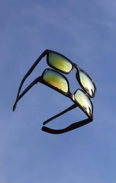 Las Gafas Sol Reflejan Espejo Contra Cielo Azul —  Fotos de Stock