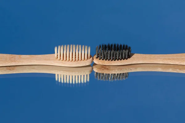 濃くて軽い竹の歯ブラシは青い空に対して鏡の中に反映されます 口腔ケアと保護 — ストック写真
