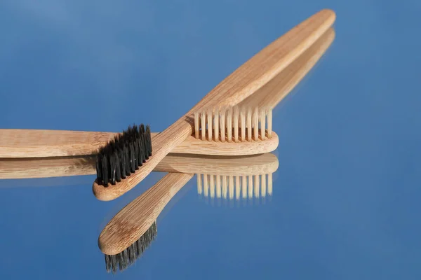 濃くて軽い竹の歯ブラシは青い空に対して鏡の中に反映されます 口腔ケアと保護 — ストック写真