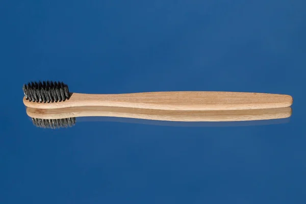 Cepillos Dientes Bambú Oscuro Reflejan Espejo Contra Cielo Azul Cuidado —  Fotos de Stock