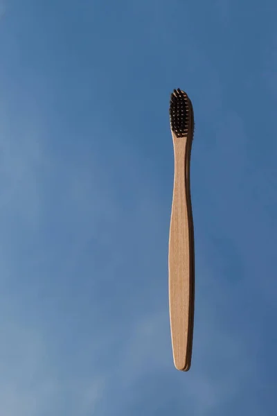 Spazzolini Scuri Bambù Riflettono Nello Specchio Contro Cielo Blu Cura — Foto Stock