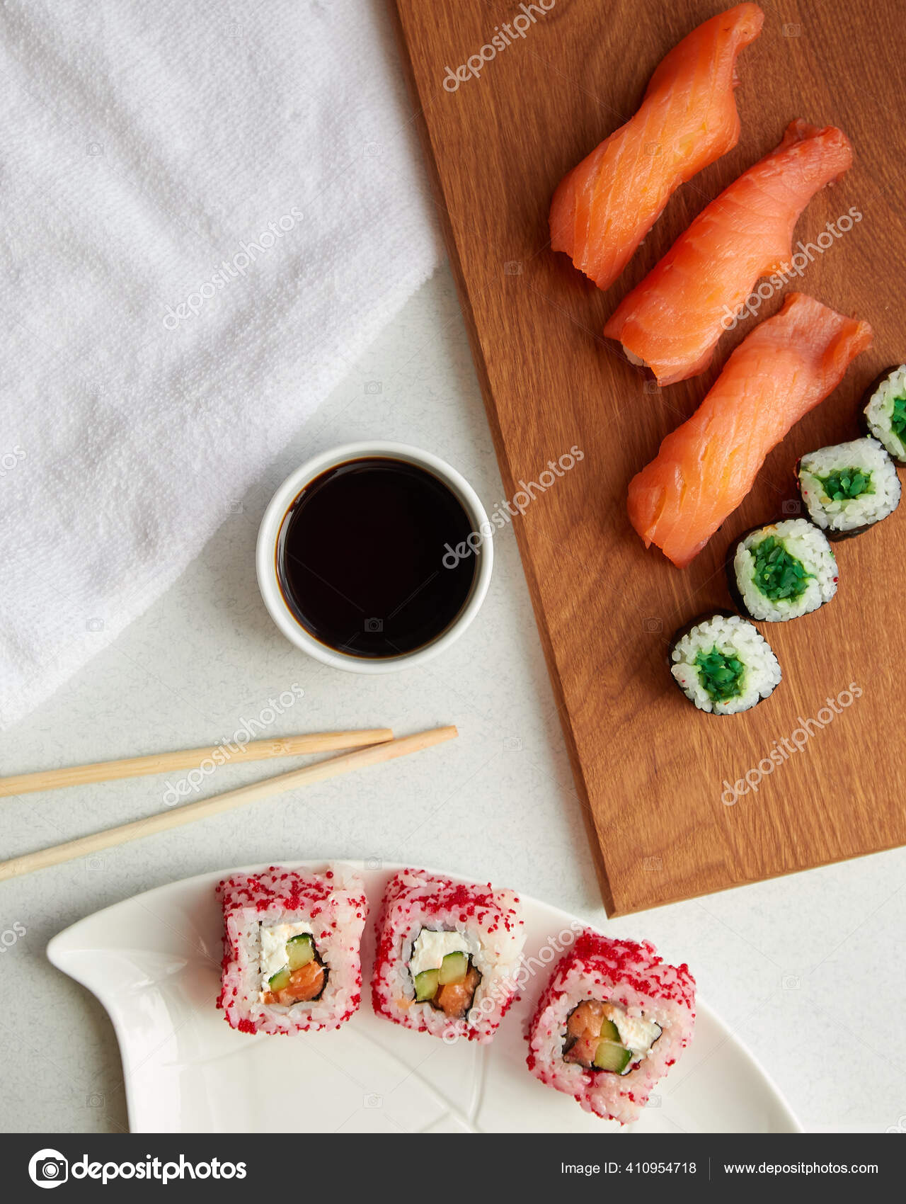 寿司卷餐厅里的日本菜寿司卷鲑鱼 图库照片 C Gavrilychev