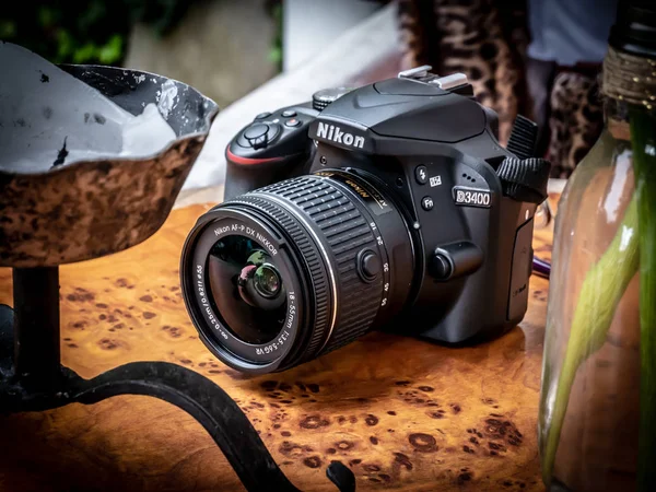Câmera Nikon D3400 Uma Mesa — Fotografia de Stock