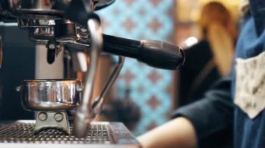 Barista kahve yapıyor