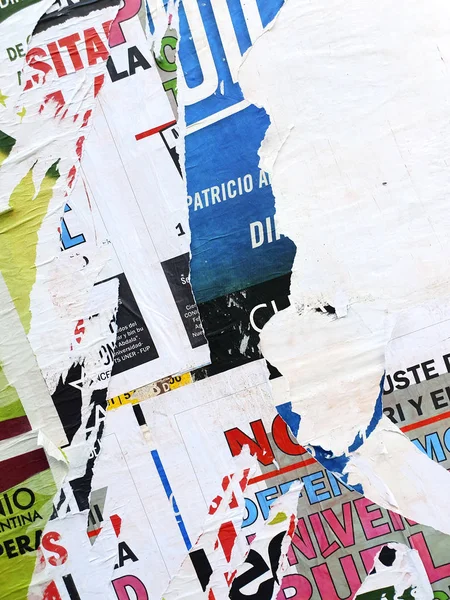 Zufällige Hintergrund Collage Papier Typografie Textur an der Wand — Stockfoto