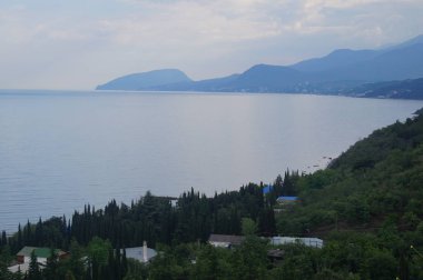 Deniz ve gökyüzü dağlar arasında 