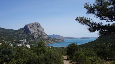 Deniz ve gökyüzü dağlar arasında 