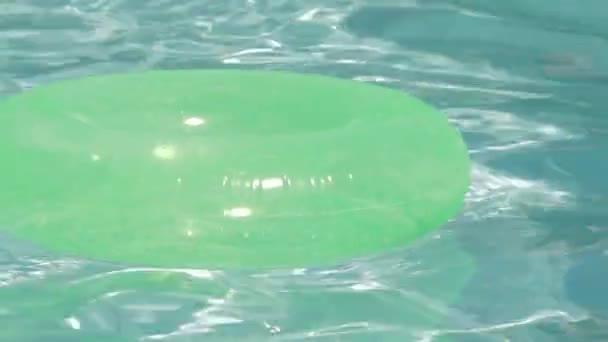 日当たりのよいプールのビデオ — ストック動画