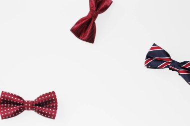 Beyaz bir arka plan üzerinde üç Papyon bir adam için vardır. Tüm bağları kırmızı ve koyu renklerde. Bu fotoğraf gün tüm erkeklerin onuruna erkeklerde tebrik için uygundur. Erkekler gün için.