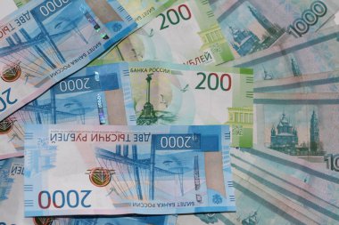 Rus parası beyaz bir arka plan ile cüzdan para yatıyor. Banka tasarruf, tüm Rus para birimi.