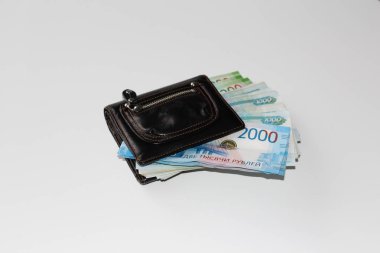 Rus parası beyaz bir arka plan ile cüzdan para yatıyor. Banka tasarruf, tüm Rus para birimi.