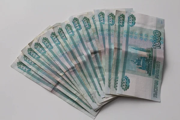 ロシアのお金は白い背景に あなたの財布にお金に横たわっています すべてのロシア通貨の銀行預金 — ストック写真