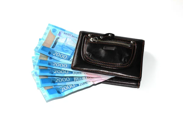 ロシアのお金は白い背景に あなたの財布にお金に横たわっています すべてのロシア通貨の銀行預金 — ストック写真