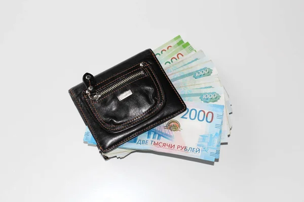 Dinero Ruso Yace Sobre Fondo Blanco Dinero Billetera Ahorro Bancario — Foto de Stock