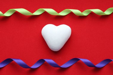 Sevgililer Günü'nün şerefine renkli bir arka plan üzerinde beyaz kalp. Her zaman içinde Sevgililer Günü onuruna, biz aşk ikrar, birçok hoş sözleri ve kalplerimiz vermek.