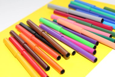 İşaretleyicileri masanın üzerinde dağınık vardır. Çoklu renk işaretleyicilerini çizim için. Çocuklar, okul, öğrenci ve ofis çalışanları çizmek.