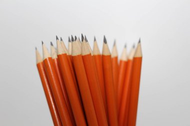 Ofis çalışanları için basit kalemler. Kalem çizim için. Kalem beyaz bir tablo üzerinde dağılmış ve bir cam stand. Okul ve öğrenciler için basit kalemler. İş için kurşun kalemler, onlar-ebilmek yazmak banka çalışanları.