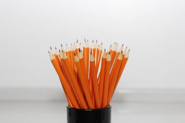 Ofis çalışanları için basit kalemler. Kalem çizim için. Kalem beyaz bir tablo üzerinde dağılmış ve bir cam stand. Okul ve öğrenciler için basit kalemler. İş için kurşun kalemler, onlar-ebilmek yazmak banka çalışanları.