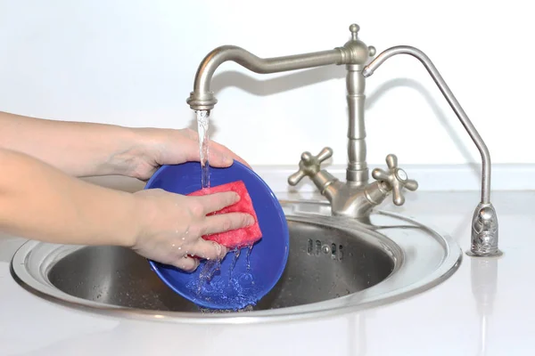 Mujer Lavando Platos Fregadero Tiene Una Esponja Limpiadora Mano Mujer — Foto de Stock