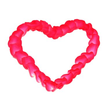 Kırmızı kalp gül yaprakları. Aşk sembolü gül bir kalp şeklinde dışarı atılır. Beyaz bir arka plan üzerinde Hearts.