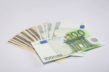 Dolar ve Euro beyaz zemin üzerinde. Nakit iş açmak için.