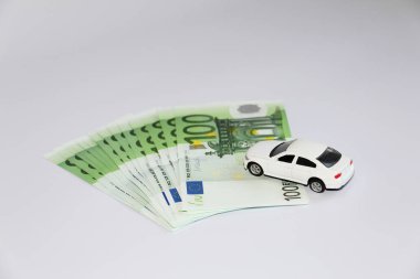 Araç kredisi. Araba arka planda para birimi. Para bankada alınabilir. Bir arka plan resmi değil.