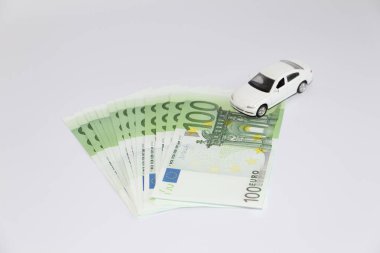 Araç kredisi. Araba arka planda para birimi. Para bankada alınabilir. Bir arka plan resmi değil.