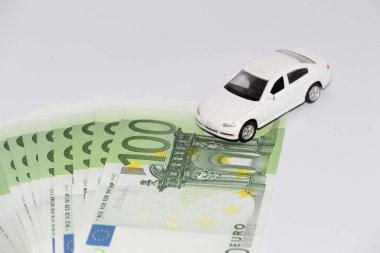 Araç kredisi. Araba arka planda para birimi. Para bankada alınabilir. Bir arka plan resmi değil.