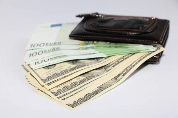 財布の通貨 黒の財布はお金です 白い背景の上の写真 — ストック写真