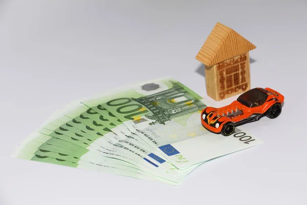 Dinero Sobre Fondo Blanco Junto Coche Una Casa Toma Dinero —  Fotos de Stock