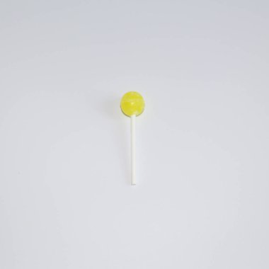 Tatlı çok renkli Carmel bir sopa. Tatlılar masaya ortaya koydu. Tatlı hayat koyu ve beyaz arka plan üzerinde. Karamel bir ve çok şeker bir daire içinde koyulur.