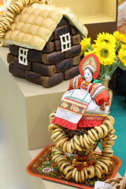 Simit ip üzerinde bir grup. Rus simit çay için. Geleneksel Rus ekmek ürünü olan bir halka şeklinde düşük nem oranı.