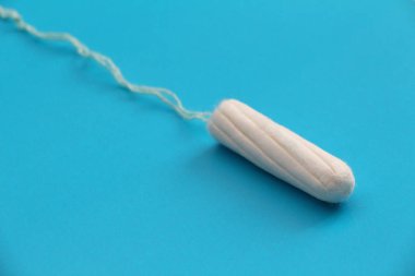 Bir hijyenik tampon. Kadın hijyen, kişisel bakım. Kadınların kritik gün. Adet. Tıbbi jinekolojik konu.