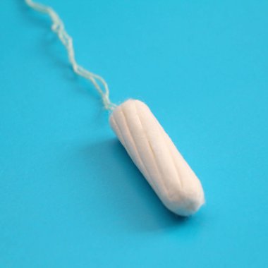 Bir hijyenik tampon. Kadın hijyen, kişisel bakım. Kadınların kritik gün. Adet. Tıbbi jinekolojik konu.