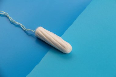 Bir hijyenik tampon. Kadın hijyen, kişisel bakım. Kadınların kritik gün. Adet. Tıbbi jinekolojik konu.